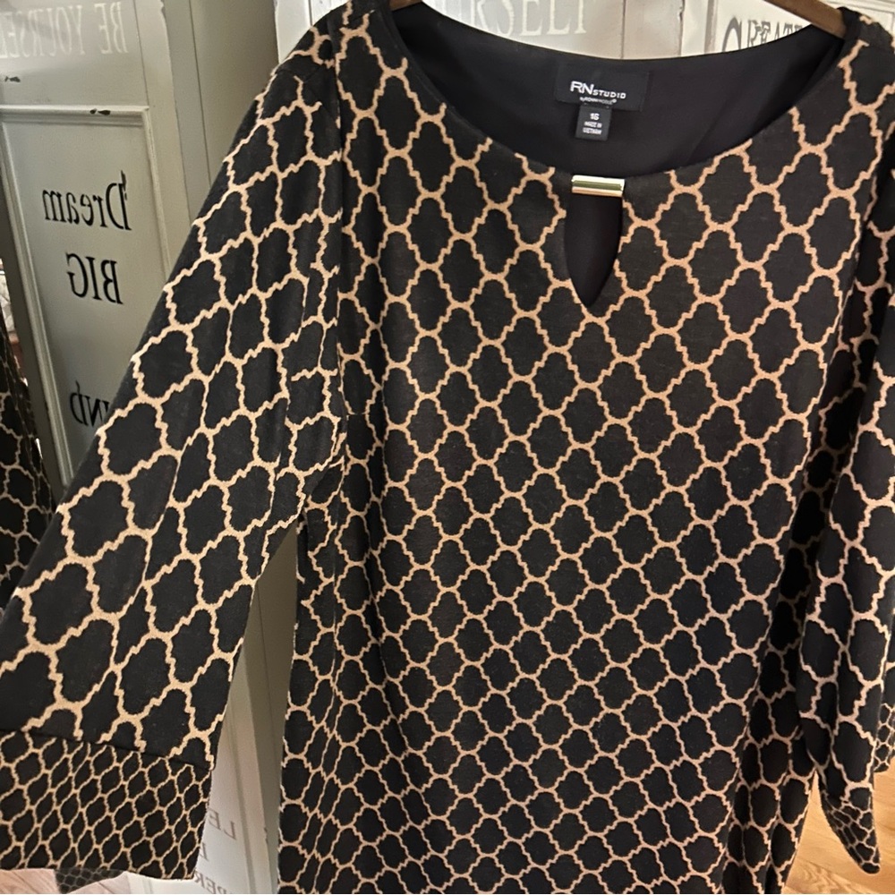Ronnie Nicole - modern shift dress, camel arabesque design on black size 16